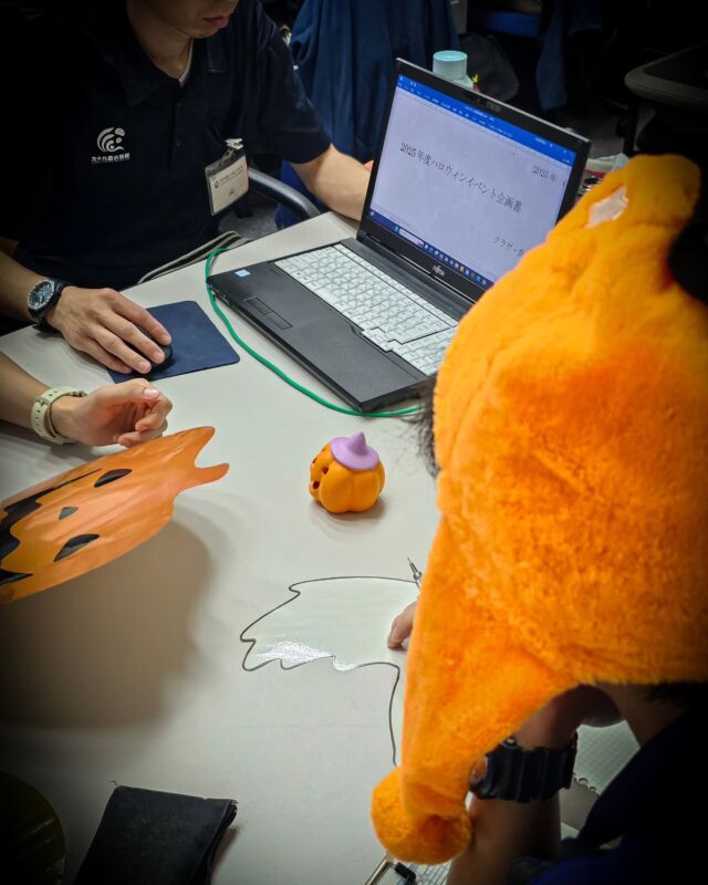 皆さん、こんにちは! まだまだ4ヶ月も先...10月のことですが、今年もあの楽しい季節がやってきますね…🎃✨
実は今、海きららではハロウィンイベントに向けて着々と準備を進めているところなんです!👻 スタッフみんなでアイデアを出し合い、お客様に最高の思い出を作ってもらえるように頑張っていますよ💪
そして、ハロウィン気分を盛り上げるべく魚たちも準備を進めている様子…!! 頭のコブが特徴的な『コブダイ』(写真2枚目)ホンソメワケベラにクリーニングしてもらっているところですが...見た目がだいぶ怖い💦 五島の海水槽のコブダイはなぜか...やや立ち泳ぎ気味でクリーニングしてもらっています。
イベントの詳細はまた改めて告知しますので、お楽しみに! 今年のハロウィンは、ぜひ海きららで特別な体験をしてくださいね🎃
#海きらら #水族館 #ハロウィン #ハロウィンイベント #準備中 #コブダイ #ユニークな生き物 #イベント情報 #今年のハロウィンは海きららで #お楽しみに #水族館の裏側 #アクアリウム #2025年ハロウィンイベント