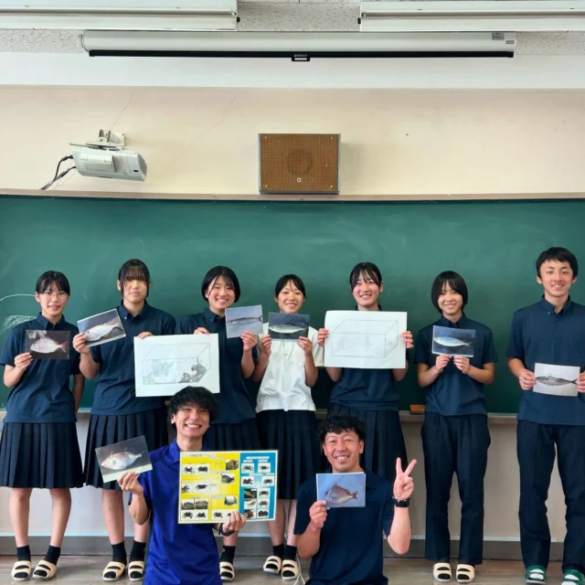7/8~9で宇久高校へ出前授業に行ってきました✨
今回は高校1年生7人の生徒と一緒に生きものの飼育方法とウミガメの現状について考えてきました𓇼𓆉
みんな熱心に取り組んでくれたのでこっちまで楽しくなってしまいました😆
フィールドワークでは宇久島の自然をみんなで満喫しながら色んな生きものを観察できましたよ🦀
宇久高校の皆さんありがとうございました!🤗
海きららにも遊びに来てくださいね!!
#海きらら
#佐世保
#宇久島
#宇久高校
#高校生
#授業
#磯観察
#砂浜