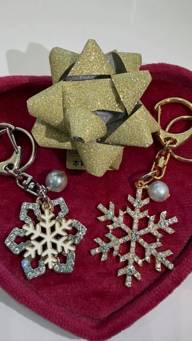 🎁海きららのhappy Xmas🎄
期間数量限定商品のご紹介です。

海きらら2階真珠コーナーでは
キラキラ✨の「パールスノー」を
冬季限定で販売開始しました。大人気です🫶🏻
ご自分で取り出した真珠とのコラボを
お楽しみください🥰
他にもオリジナル商品や季節限定商品も
多数ございます。
沢山の方のお越しをお待ちしております✨
・
#海きらら 
#九十九島水族館海きらら 
#九十九島 
#佐世保 
#水族館 
#長崎 
#九十九島パールシーリゾート 
#冬季限定
#真珠
#pearljewelry 
#sasebo 
#nagasaki
#kujukushima
#japan 
#xmas