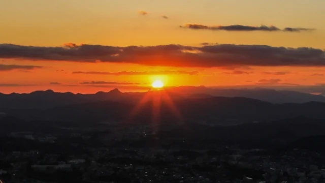 🌅 弓張丘展望台的初日出
 유미하리다케 전망대의 새해 첫 일출
First sunrise from Yumihari-dake Observatory

俯瞰九十九島，迎接新年的第一道光#初日出 #九十九島 #新年 #佐世保 #日本風景 #長崎觀光 #九州旅行

구주쿠시마를 내려다보며 맞이하는 새해의 시작.
#첫일출 #구주쿠시마 #새해 #사세보 #일본여행 #나가사키 #규슈

Overlooking Kujukushima, welcoming a new year.
#Kujukushima #FirstSunrise #NewYear #Sasebo #JapanTravel #nagasaki #kyusyu

📷 cr. @sasebocity_official (Instagram)