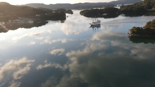 明けましておめでとうございます🎍
本日の初日の出クルーズの様子を少しだけお届けします📷
今年の元旦は風がほぼ無い凪で、雲も少ない絶好のクルーズ日和になりました🌞
今年もよろしくお願いします！

#九十九島パールシーリゾート 
#九十九島遊覧船 
#初日の出